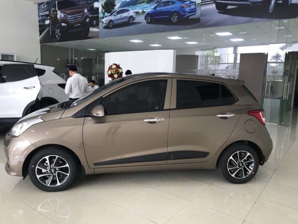 Hyundai Grand i10 số sàn bản đủ màu vàng cát