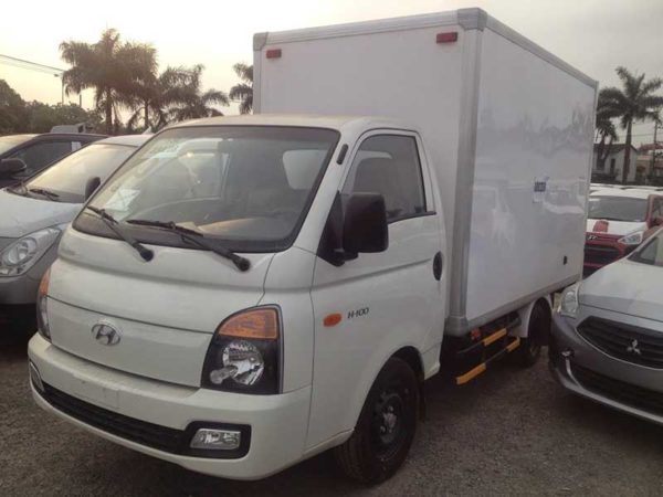 Hyundai Porter H150 thùng kín composite màu trắng