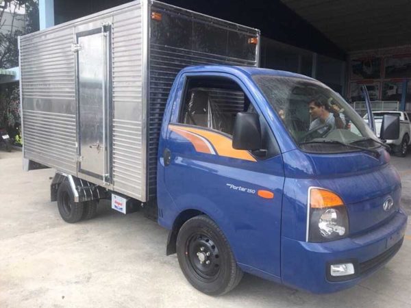 Hyundai Porter H150 thùng kín màu xanh