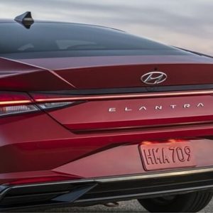 Phần đuôi xe Hyundai Elantra 2023